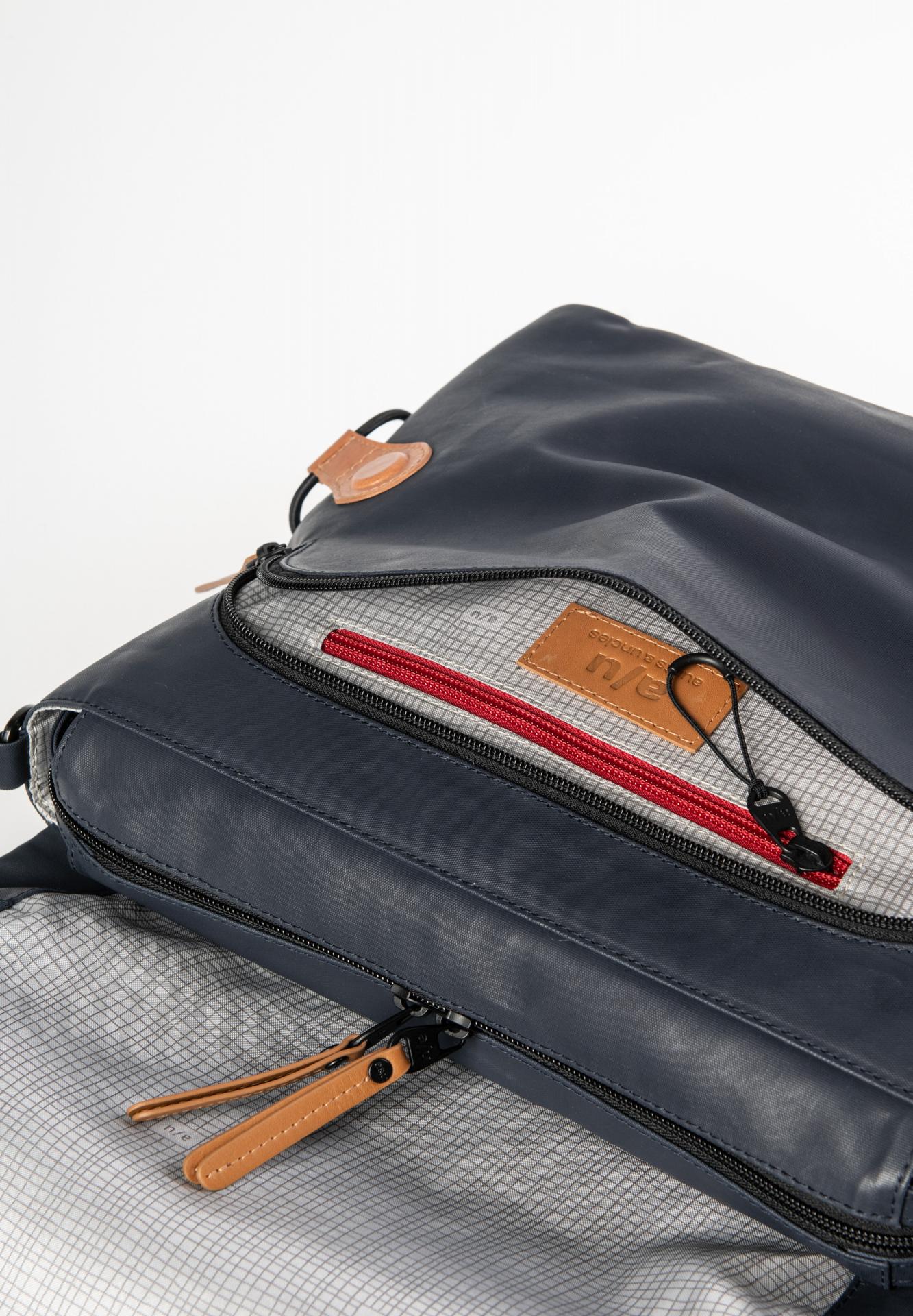 Aunts & Uncles Matsumoto Messenger Bag 10.5" night blue