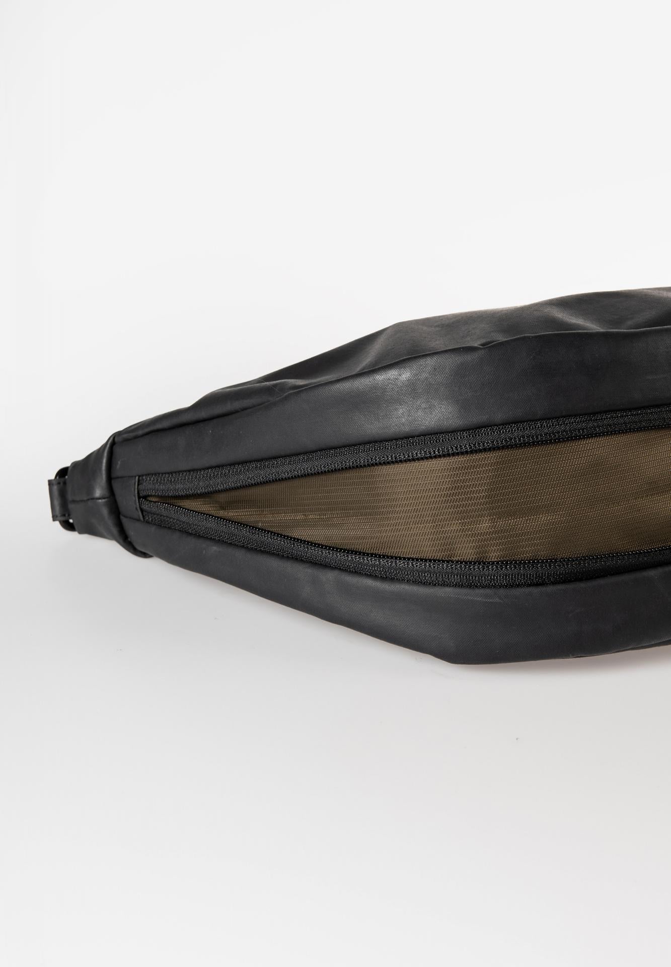 Aunts & Uncles Yoshii RE Halfmoon Bag Schwarz