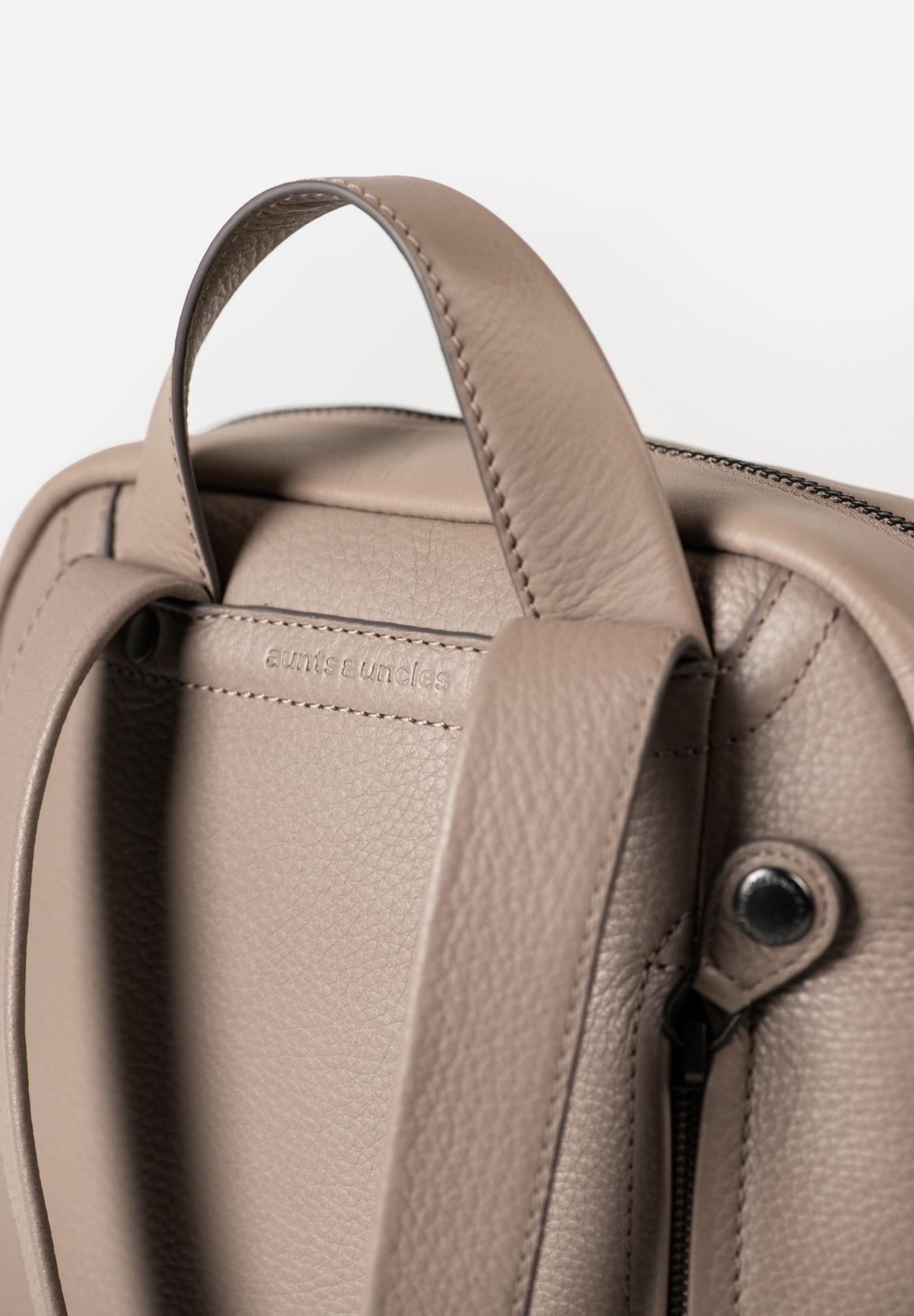 Aunts & Uncles Charm Rucksack portabella