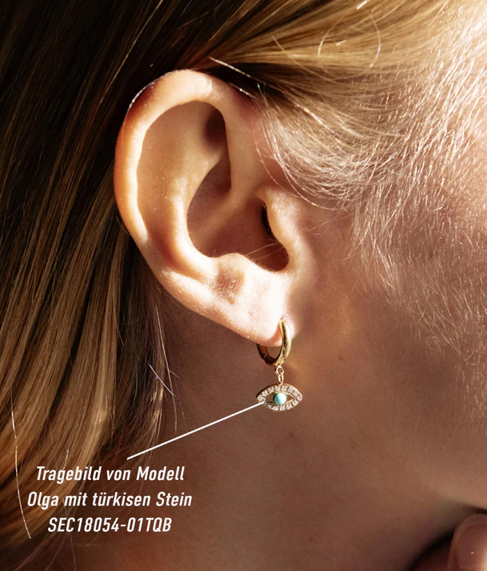 blondhaarige Frau mit seitlichem Profil zeigt ihr Ohr mit einem goldfarbenden Zag Bijoux Ohrring in Augenform