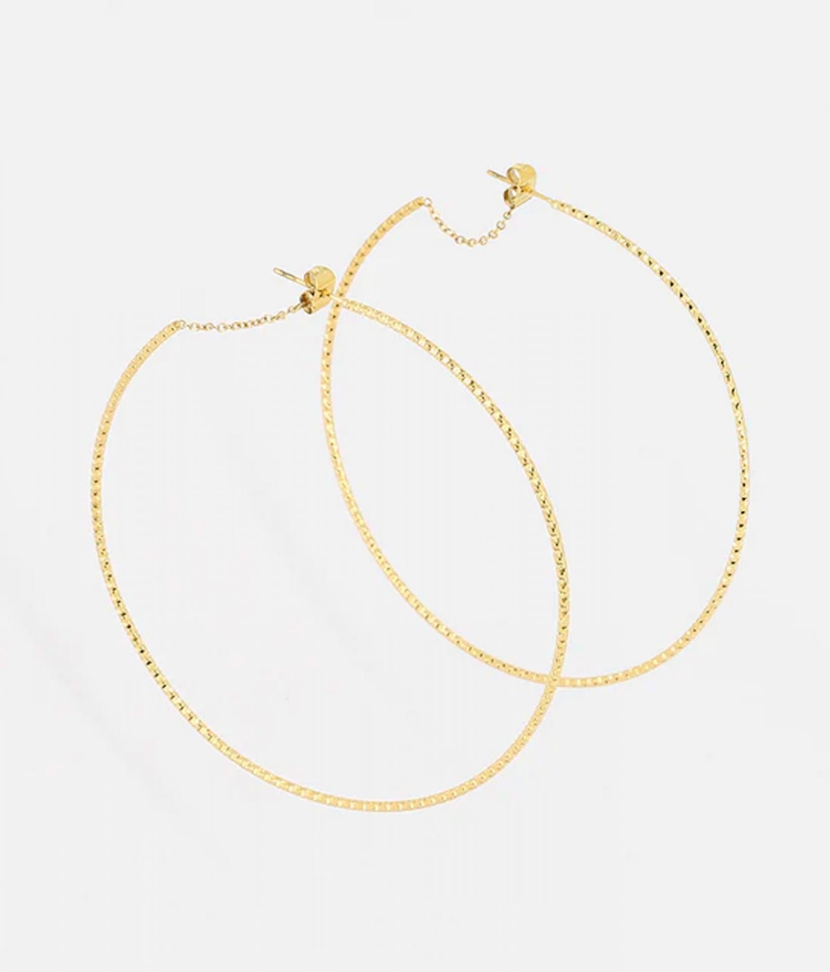 sehr große goldene Creolen aus geklopftem vergoldeten 7 cm durchmesser Edelstahl, freistehend als produktbild von Zag Bijoux