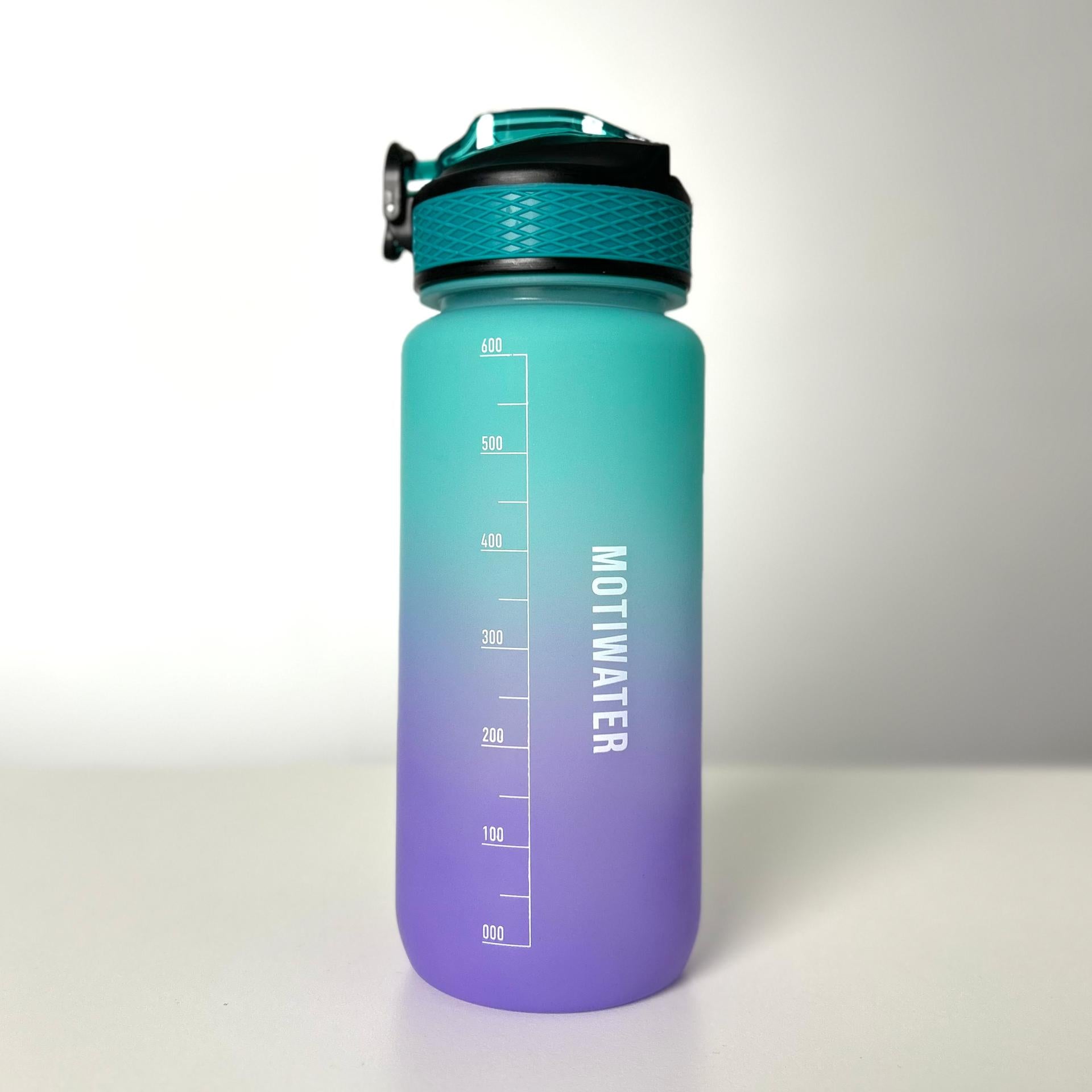 MOTIWATER 600ml Trinkflasche Small mit motivierenden Sprüchen & Uhrzeit - Variante: Lila / Grün