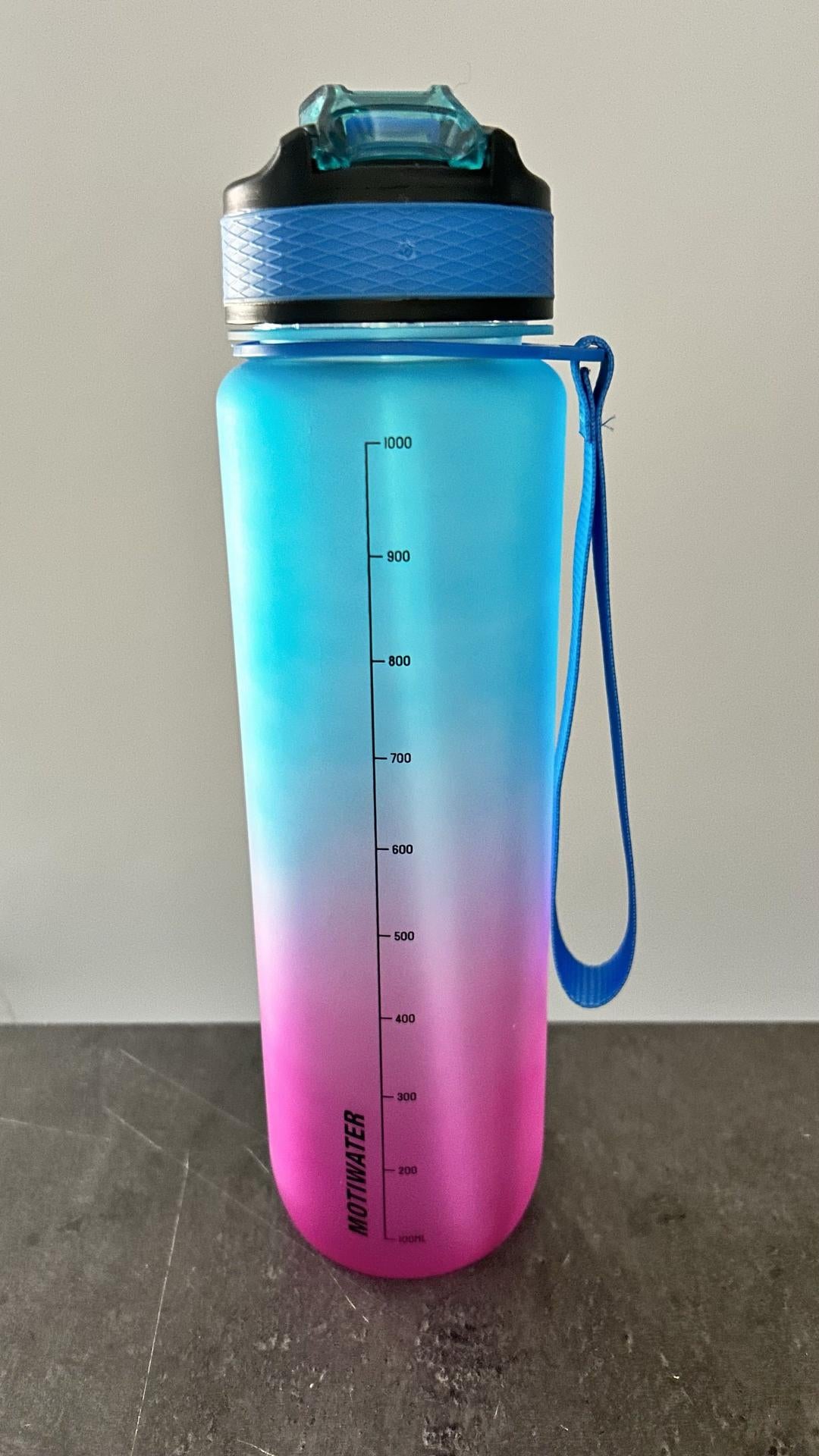 MOTIWATER Trinkflasche mit motivierenden Sprüchen & Uhrzeit - Variante: Lila / Blau (Schrift schwarz)