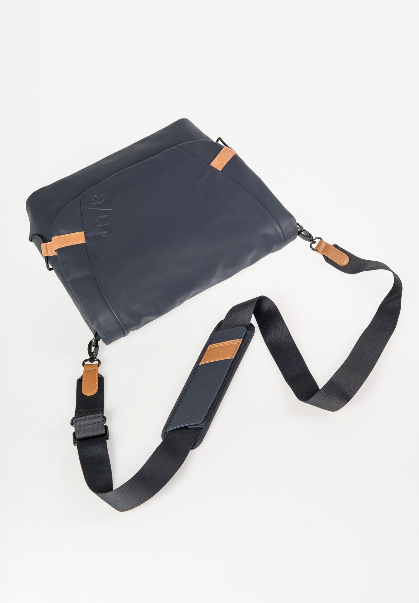 Aunts & Uncles Matsumoto Messenger Bag 10.5" night blue