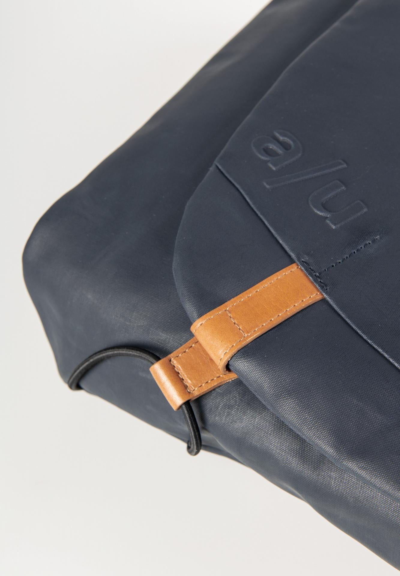 Aunts & Uncles Matsumoto Messenger Bag 10.5" night blue