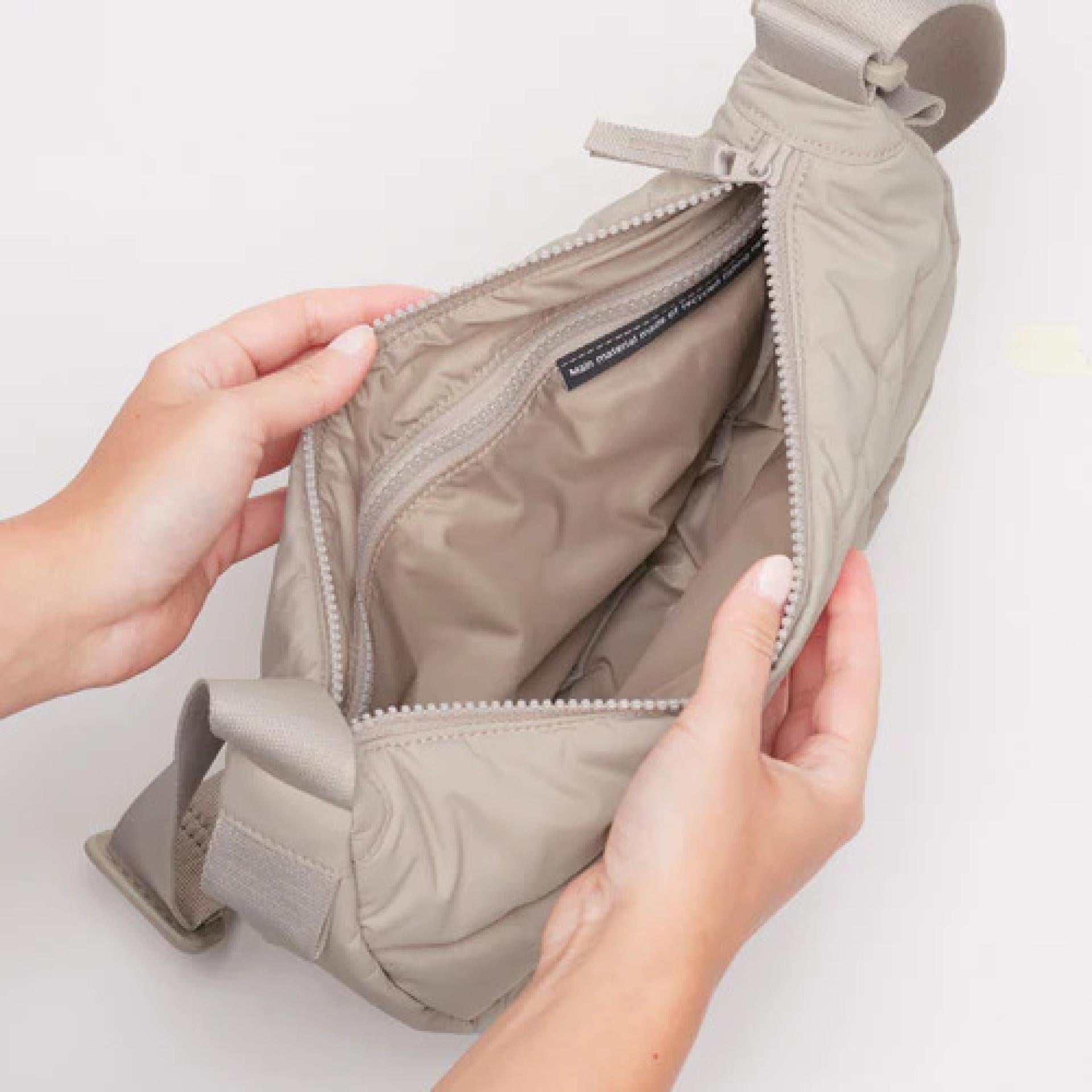 Got Bag WAVY PUFFER MOON BAG SMALL scallop monochrome light beige