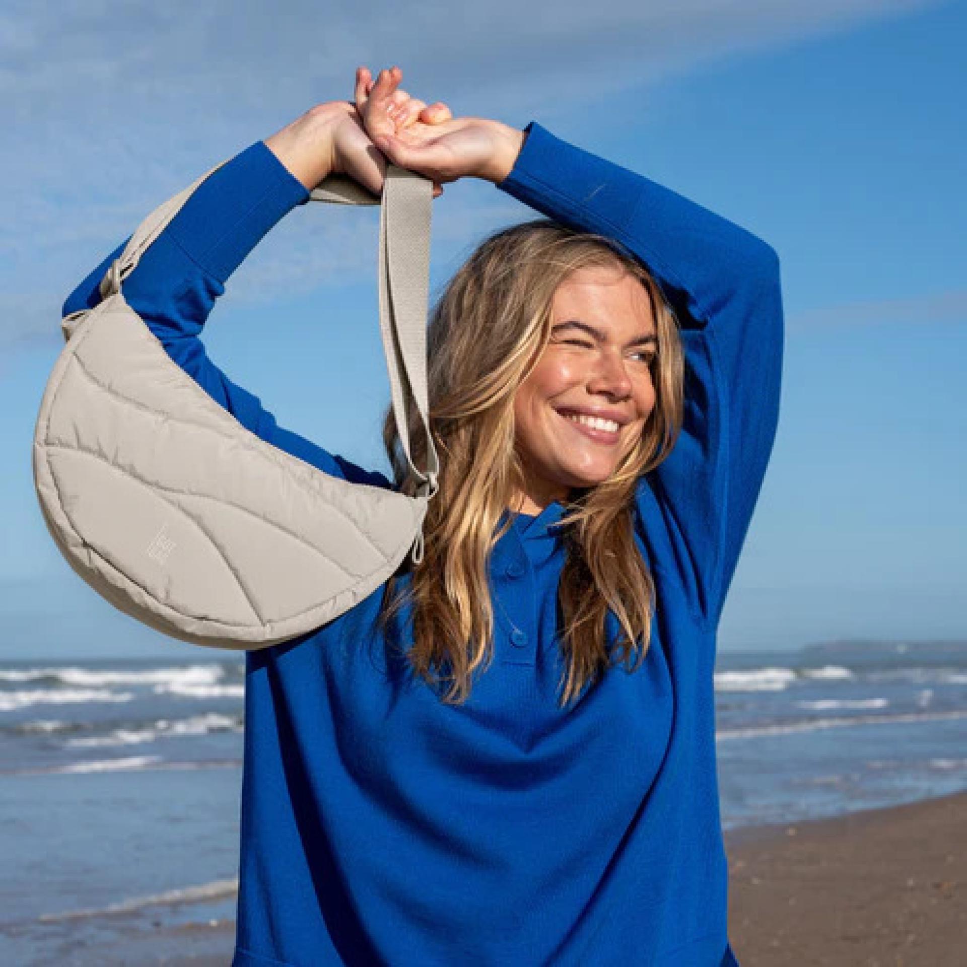 Got Bag WAVY PUFFER MOON BAG SMALL scallop monochrome light beige