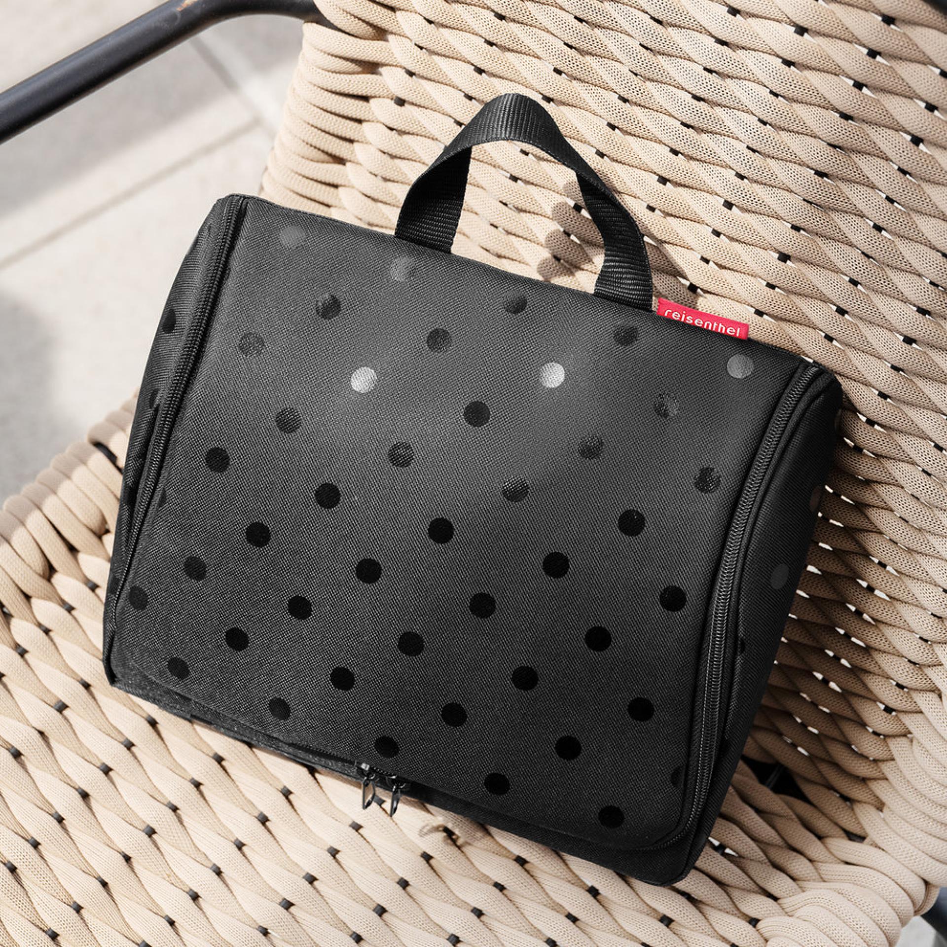 Reisenthel toiletbag glossy dots black