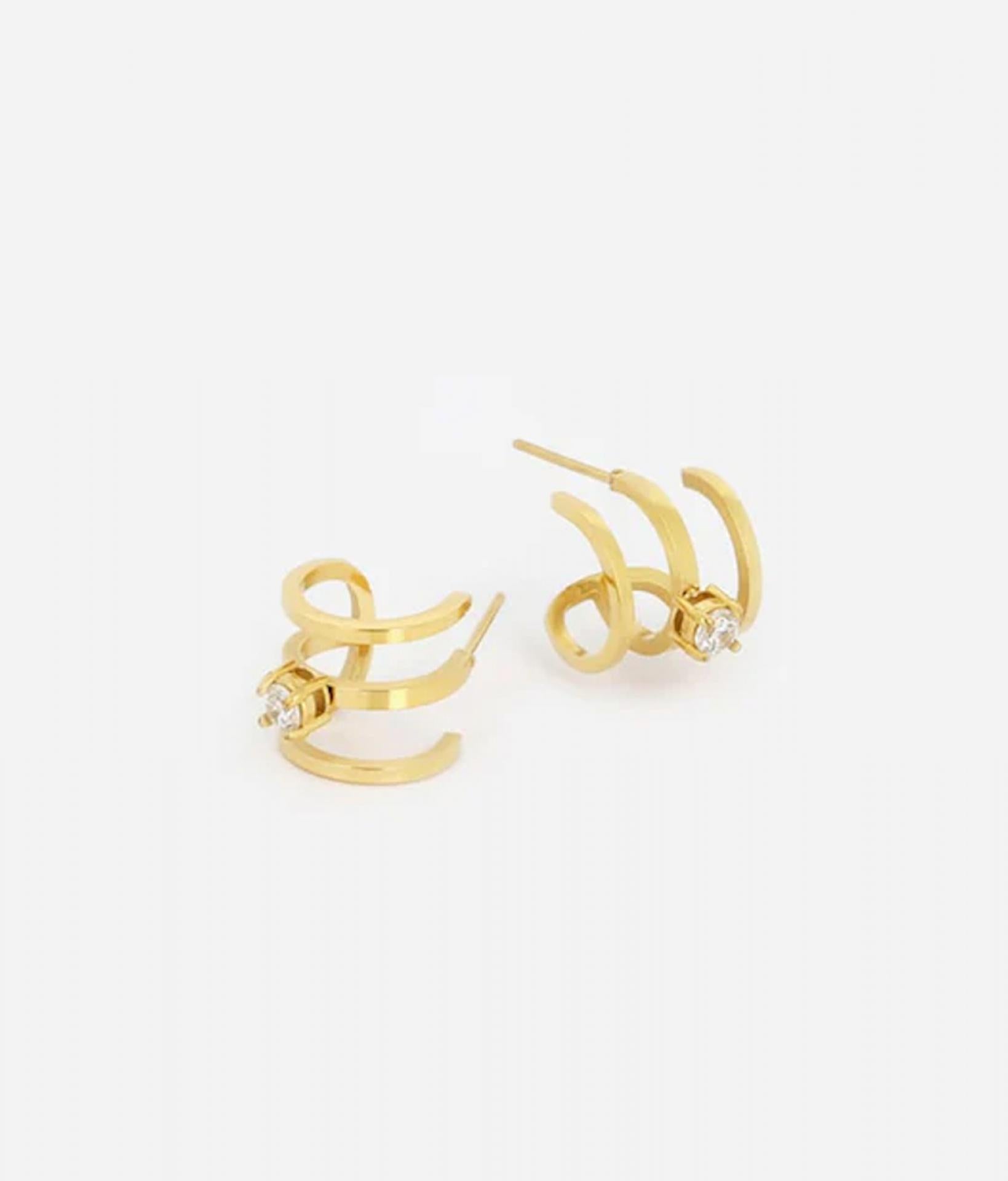 kleiner dreireihiger goldener Ohrring mit einem eingesetzten Zirkoniastein