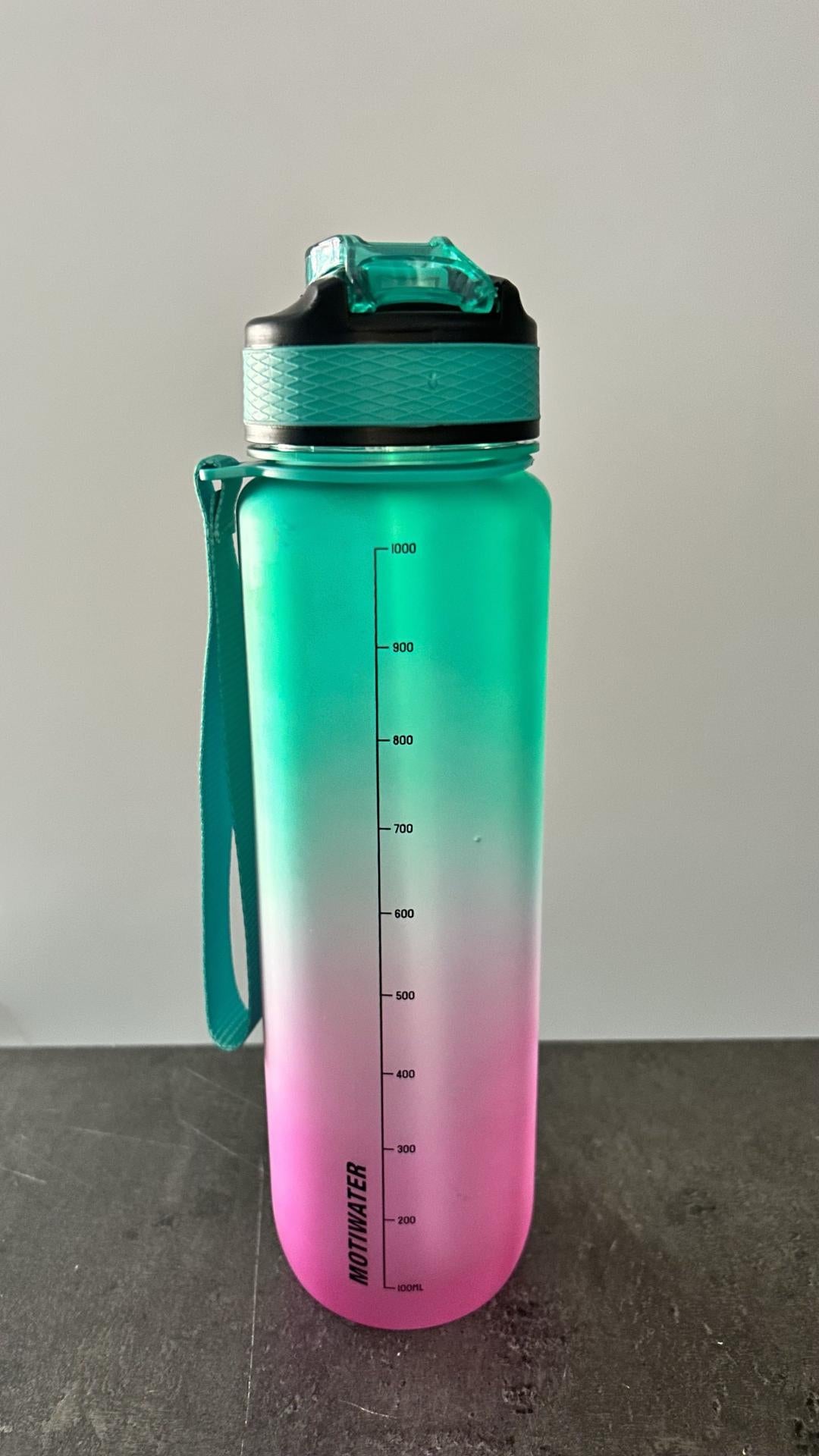 MOTIWATER Trinkflasche mit motivierenden Sprüchen & Uhrzeit - Variante: Grün / Pink (Schrift schwarz)